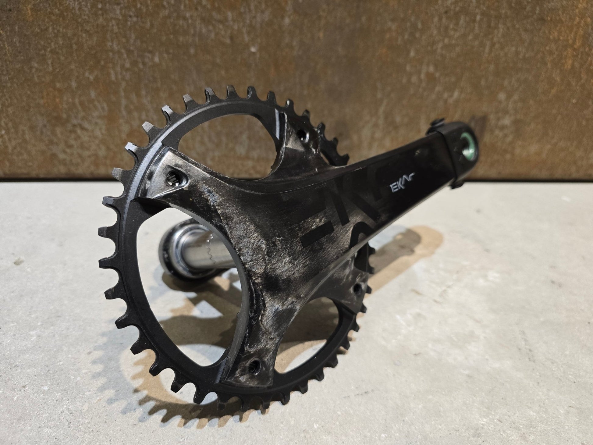 Kurbel von Campagnolo, CAMPAGNOLO EKAR KURBEL 13 FACH / 40 ZÄHNE / 170 - 175MM in variant_title vor USEDBIKES - OB.DE Hintergrund