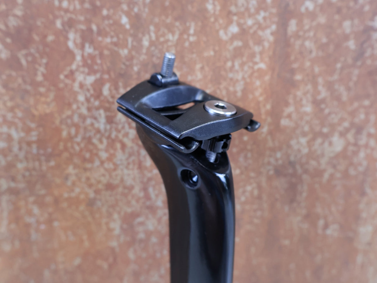 Sattelstütze von Schmolke Carbon, CANNONDALE C1 AERO 40 V2 SATTELSTUETZE 15 MM OFFSET 365 MM vor USEDBIKES-OB.DE Hintergrund