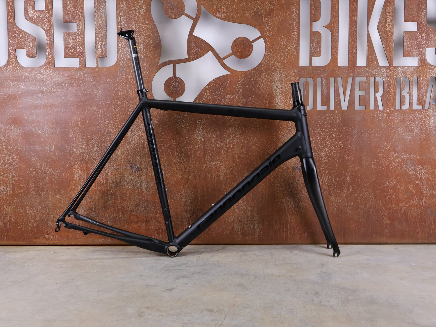 Rennradrahmen von Cannondale, CANNONDALE CAAD 10 RENNRAHMEN / FELGENBREMSE – GRÖSSE 60 CM vor USEDBIKES - OB.DE Hintergrund