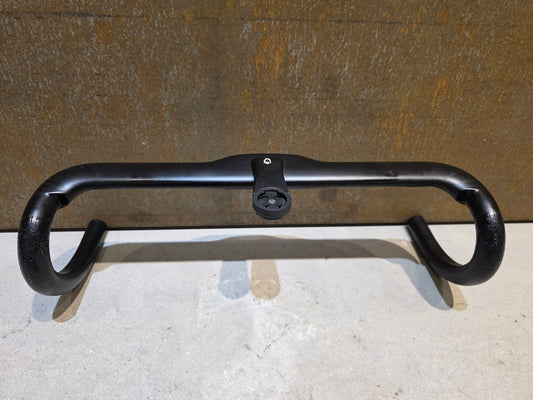 Lenker von Cannondale, CANNONDALE HOLLOWGRAM SAVE SYSTEMBAR CARBON LENKER / 420MM in variant_title vor USEDBIKES - OB.DE Hintergrund