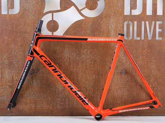 Rennradrahmen von Cannondale, CANNONDALE SUPERSIX EVO HI MOD RAHMEN / 56CM / BASTLERWARE vor USEDBIKES-OB.DE Hintergrund