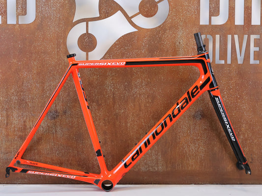 Rennradrahmen von Cannondale, CANNONDALE SUPERSIX EVO HI MOD RAHMEN / 56CM / BASTLERWARE vor USEDBIKES-OB.DE Hintergrund