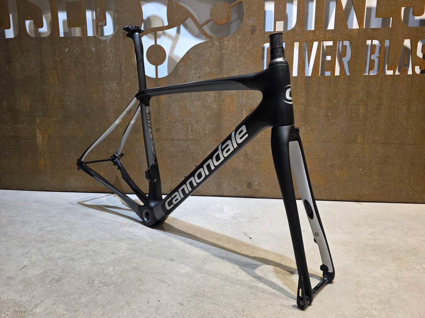 Rennradrahmen von Cannondale, CANNONDALE SYNAPSE CARBON / RAHMENSET / DISC / 51CM vor USEDBIKES - OB.DE Hintergrund