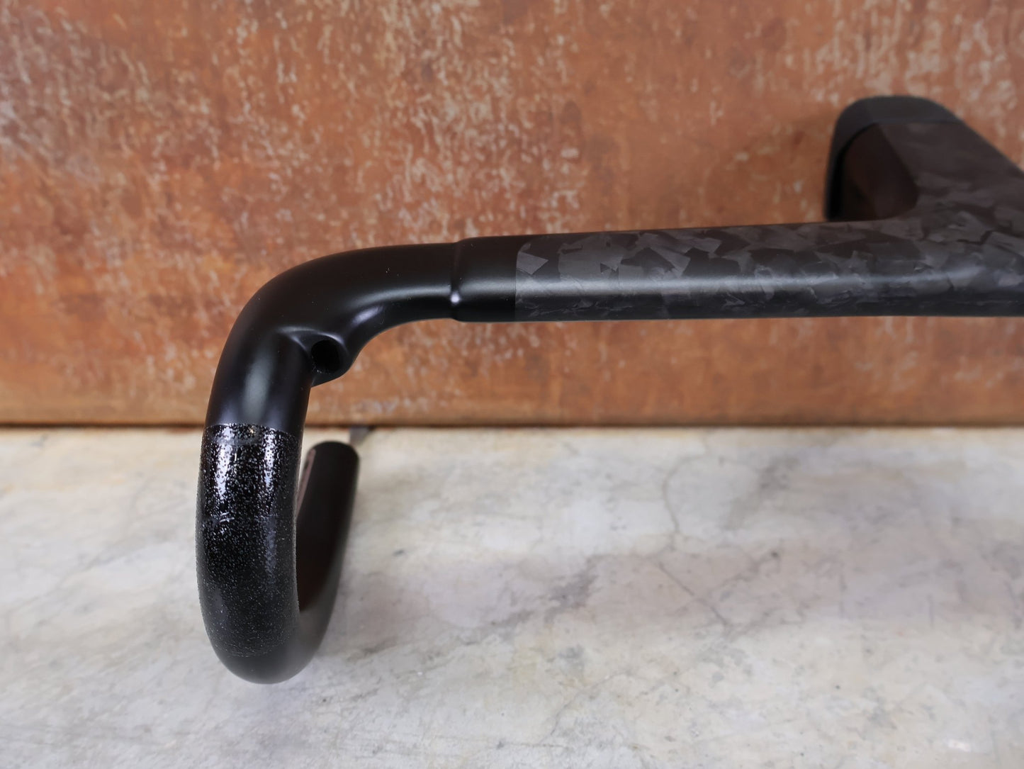 Lenker von Cannondale, CANNONDALE SYSTEMBAR R - ONE / CARBON LENKER - VORBAU - EINHEIT / 420 X 110MM / 407 G vor USEDBIKES - OB.DE Hintergrund