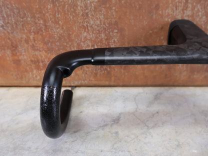 Lenker von Cannondale, CANNONDALE SYSTEMBAR R - ONE / CARBON LENKER - VORBAU - EINHEIT / 420 X 110MM / 407 G vor USEDBIKES - OB.DE Hintergrund