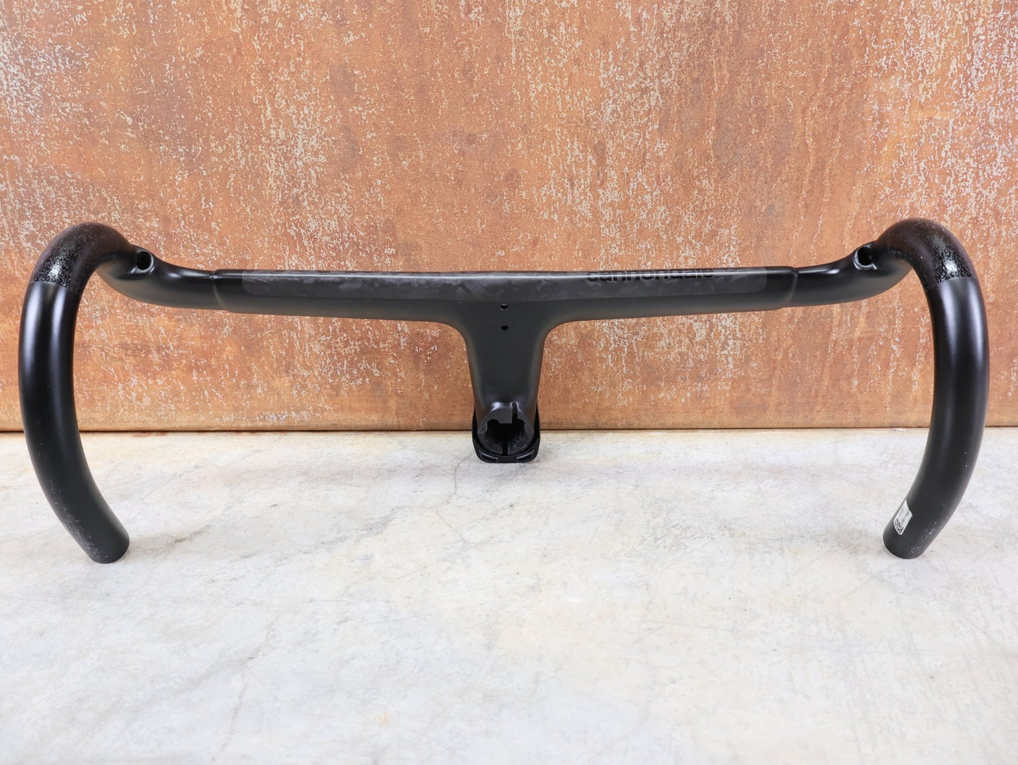 Lenker von Cannondale, CANNONDALE SYSTEMBAR R - ONE / CARBON LENKER - VORBAU - EINHEIT / 420 X 110MM / 407 G vor USEDBIKES - OB.DE Hintergrund