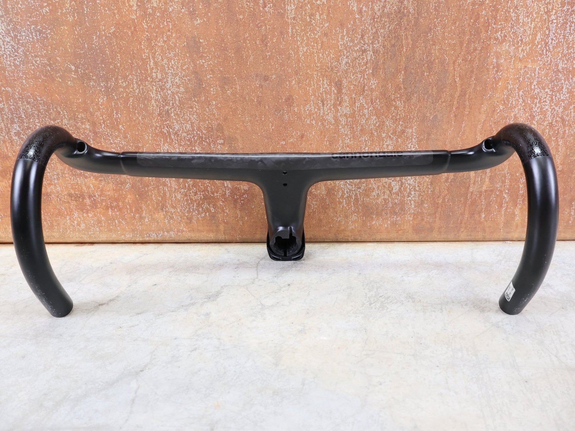 Lenker von Cannondale, CANNONDALE SYSTEMBAR R - ONE / CARBON LENKER - VORBAU - EINHEIT / 420 X 110MM / 407 G vor USEDBIKES - OB.DE Hintergrund