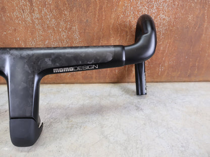 Lenker von Cannondale, CANNONDALE SYSTEMBAR R - ONE / CARBON LENKER - VORBAU - EINHEIT / 420 X 110MM / 407 G vor USEDBIKES - OB.DE Hintergrund