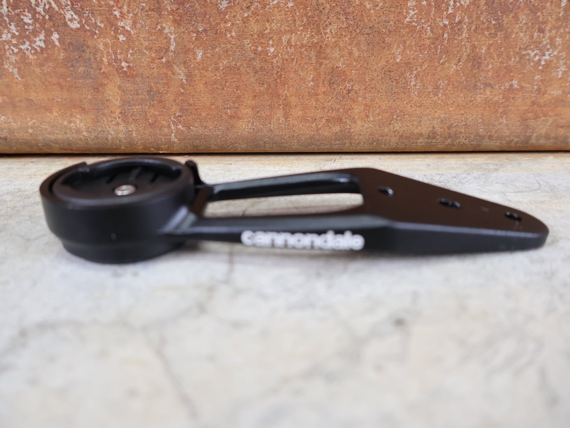 Lenker von Cannondale, CANNONDALE SYSTEMBAR R - ONE / CARBON LENKER - VORBAU - EINHEIT / 420 X 110MM / 407 G vor USEDBIKES - OB.DE Hintergrund