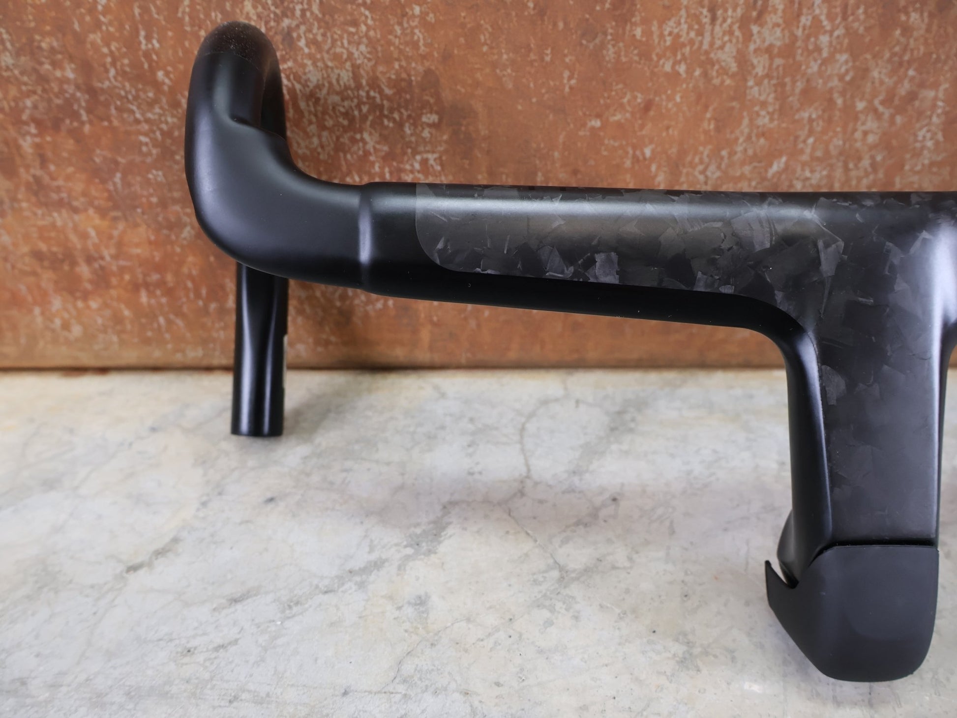 Lenker von Cannondale, CANNONDALE SYSTEMBAR R - ONE / CARBON LENKER - VORBAU - EINHEIT / 420 X 110MM / 407 G vor USEDBIKES - OB.DE Hintergrund