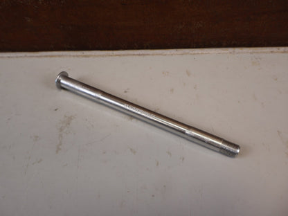 Zubehör von Carbon Ti, CARBON TI X LOCK EVO STECKACHSE 12X1.0 178,5 MM vor USEDBIKES-OB.DE Hintergrund
