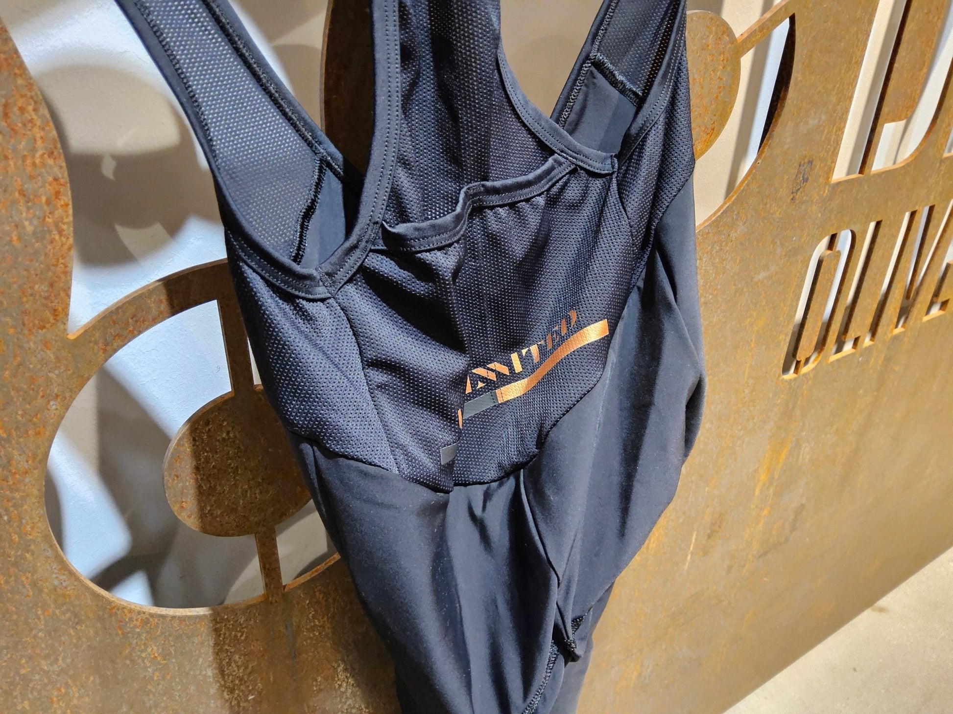 Hosen Damen von Castelli, CASTELLI UNLIMITED W BIBSHORT / DAMEN / HOSE KURZ / BLACK in variant_title vor USEDBIKES - OB.DE Hintergrund