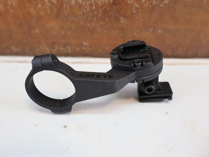 Computerhalterung von Cateye, CATEYE OF-200 LENKERHALTERUNG / FAHRRADCOMPUTER HALTER / B-WARE / UNVOLLSTÄNDIG vor USEDBIKES-OB.DE Hintergrund