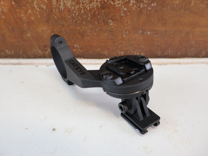 Computerhalterung von Cateye, CATEYE OF-200 LENKERHALTERUNG / FAHRRADCOMPUTER HALTER / B-WARE / UNVOLLSTÄNDIG vor USEDBIKES-OB.DE Hintergrund