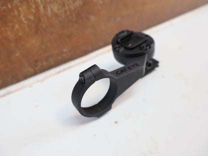 Computerhalterung von Cateye, CATEYE OF-200 LENKERHALTERUNG / FAHRRADCOMPUTER HALTER / B-WARE / UNVOLLSTÄNDIG vor USEDBIKES-OB.DE Hintergrund