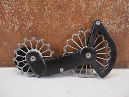 Schaltungsteile von Ceramicspeed, CeramicSpeed 3D Ti OSPW SRAM RED FORCE AXS 12f Coated vor USEDBIKES-OB.DE Hintergrund