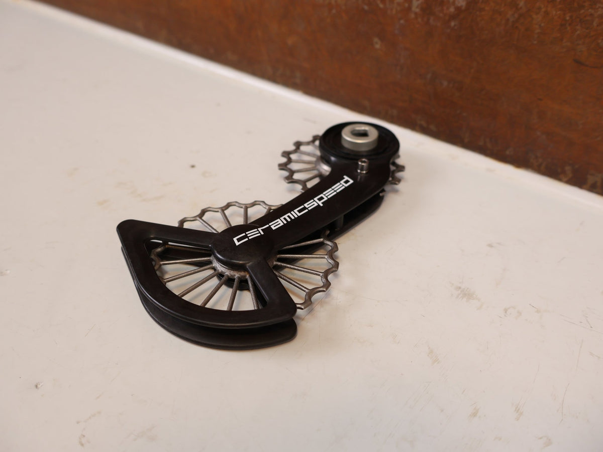 Schaltungsteile von Ceramicspeed, CeramicSpeed 3D Ti OSPW SRAM RED FORCE AXS 12f Coated vor USEDBIKES-OB.DE Hintergrund