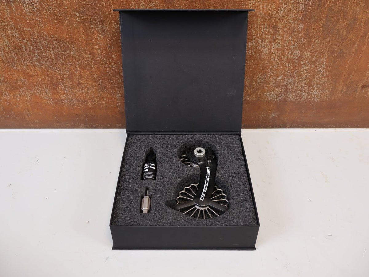 Schaltungsteile von Ceramicspeed, CeramicSpeed 3D Ti OSPW SRAM RED FORCE AXS 12f Coated vor USEDBIKES-OB.DE Hintergrund