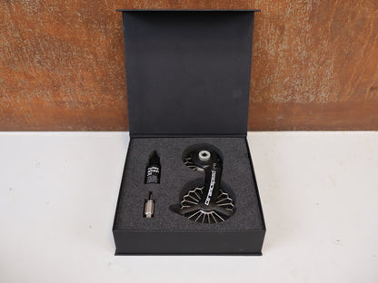 Schaltungsteile von Ceramicspeed, CeramicSpeed 3D Ti OSPW SRAM RED FORCE AXS 12f Coated vor USEDBIKES-OB.DE Hintergrund