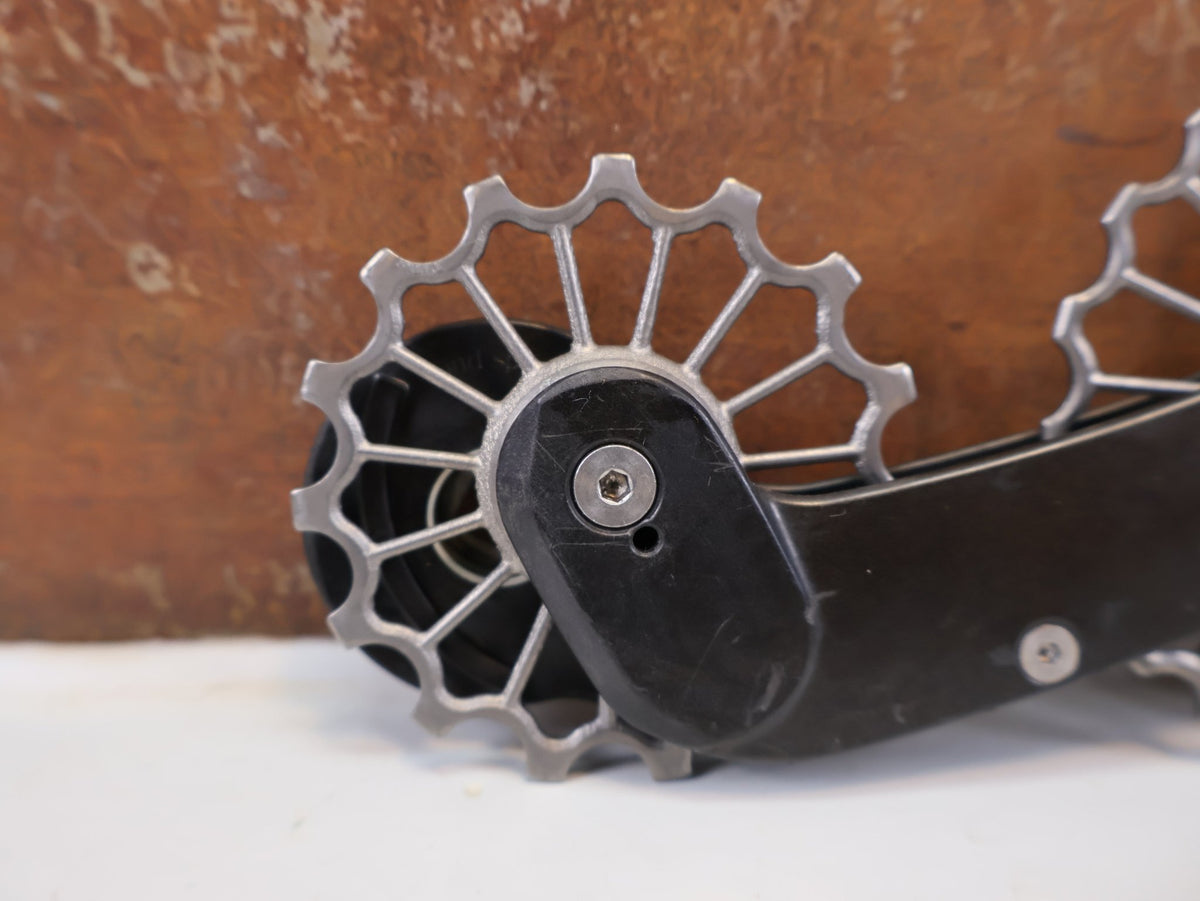 Schaltungsteile von Ceramicspeed, CeramicSpeed 3D Ti OSPW SRAM RED FORCE AXS 12f Coated vor USEDBIKES-OB.DE Hintergrund