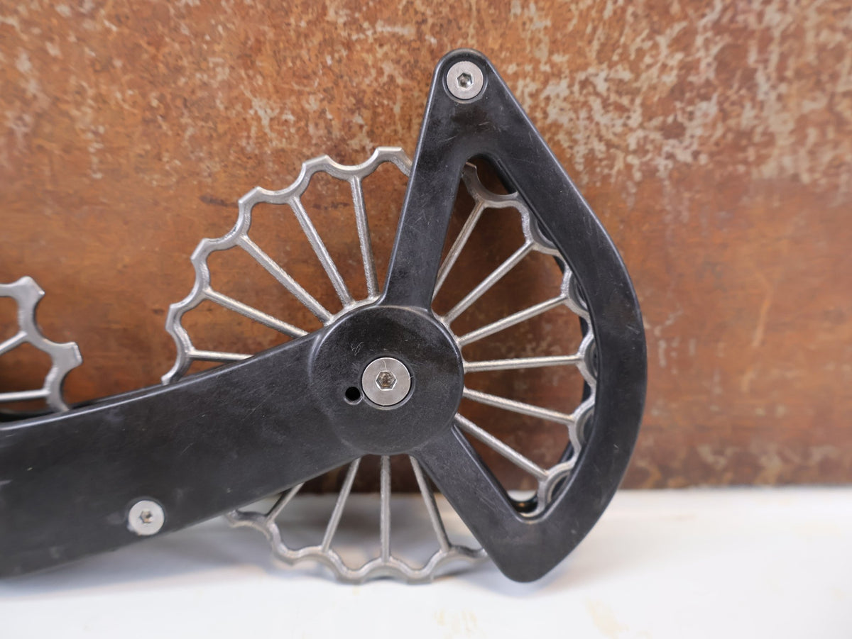 Schaltungsteile von Ceramicspeed, CeramicSpeed 3D Ti OSPW SRAM RED FORCE AXS 12f Coated vor USEDBIKES-OB.DE Hintergrund