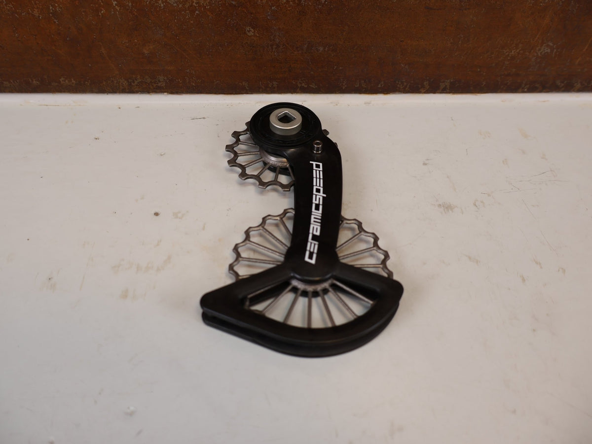 Schaltungsteile von Ceramicspeed, CeramicSpeed 3D Ti OSPW SRAM RED FORCE AXS 12f Coated vor USEDBIKES-OB.DE Hintergrund