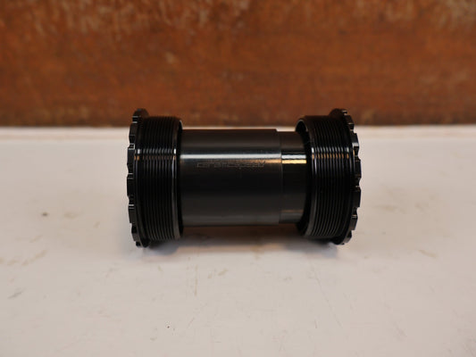 Innenlager von Ceramicspeed, CERAMICSPEED ALPHA T47 SRAM DUB INNENLAGER 86MM 89G vor USEDBIKES-OB.DE Hintergrund