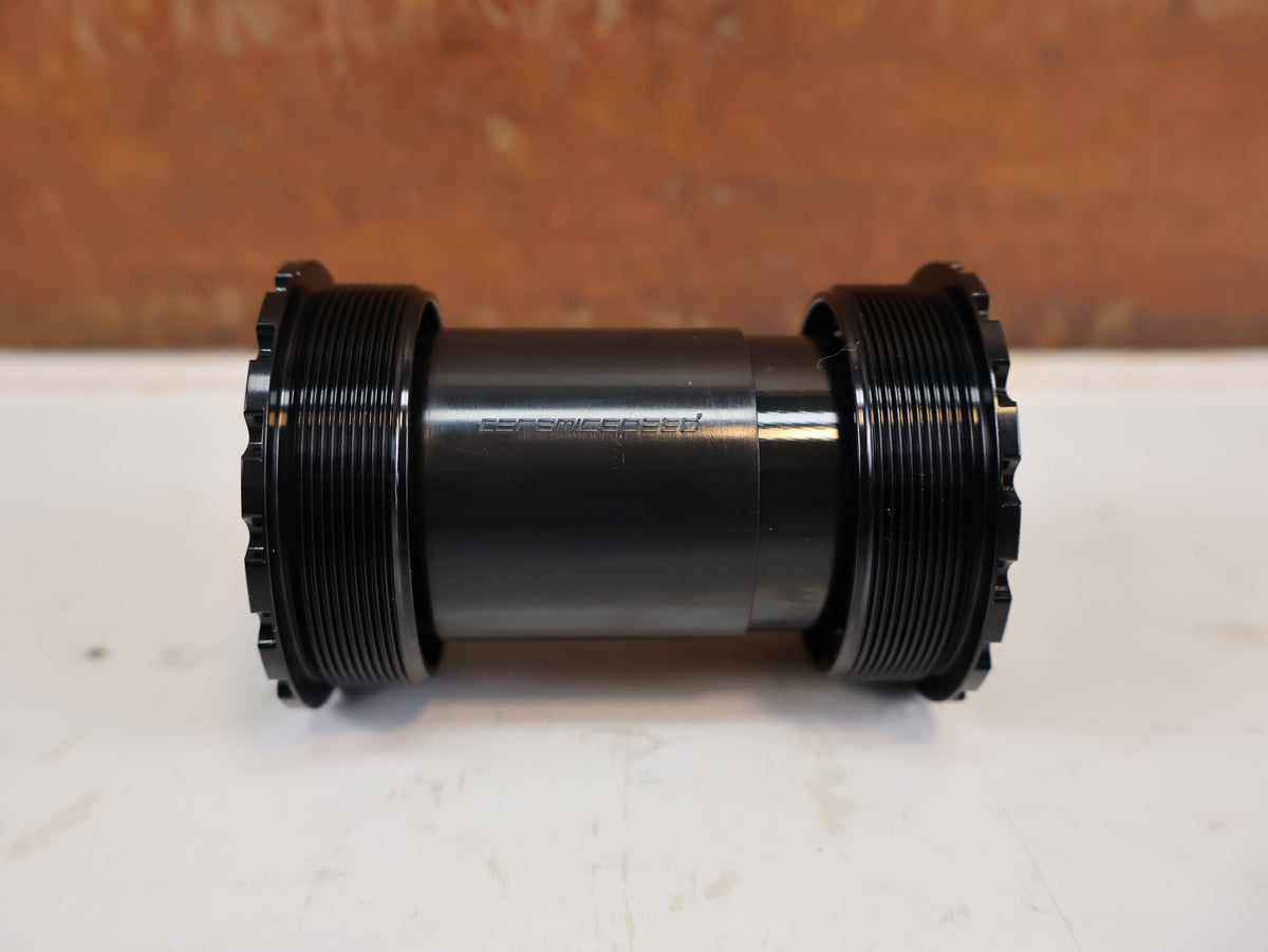 Innenlager von Ceramicspeed, CERAMICSPEED ALPHA T47 SRAM DUB INNENLAGER 86MM 89G vor USEDBIKES-OB.DE Hintergrund