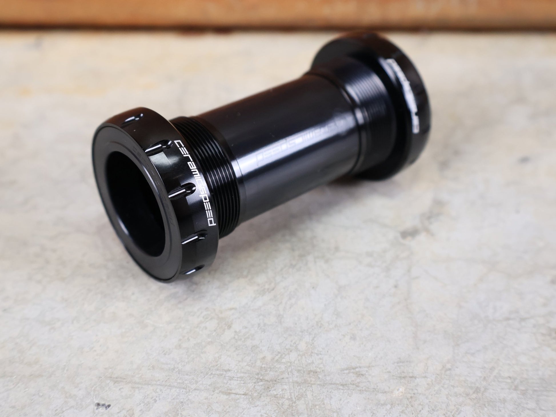 Innenlager von Ceramicspeed, CERAMICSPEED BB ALPHA BSA INNENLAGER / SRAM DUB ROAD – 68 MM – 28,99 MM ACHSE vor USEDBIKES - OB.DE Hintergrund