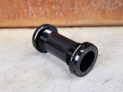 Innenlager von Ceramicspeed, CERAMICSPEED BB ALPHA BSA INNENLAGER / SRAM DUB ROAD – 68 MM – 28,99 MM ACHSE vor USEDBIKES - OB.DE Hintergrund