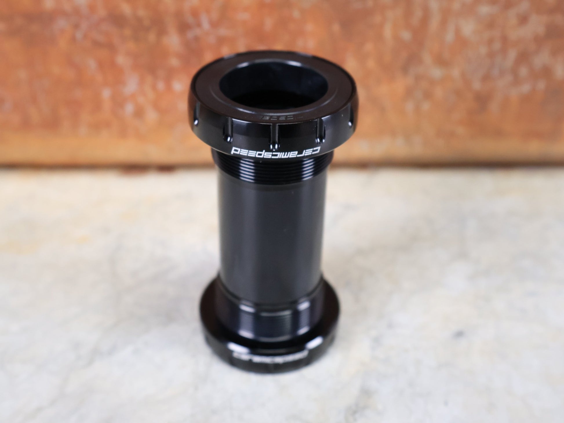 Innenlager von Ceramicspeed, CERAMICSPEED BB ALPHA BSA INNENLAGER / SRAM DUB ROAD – 68 MM – 28,99 MM ACHSE vor USEDBIKES - OB.DE Hintergrund