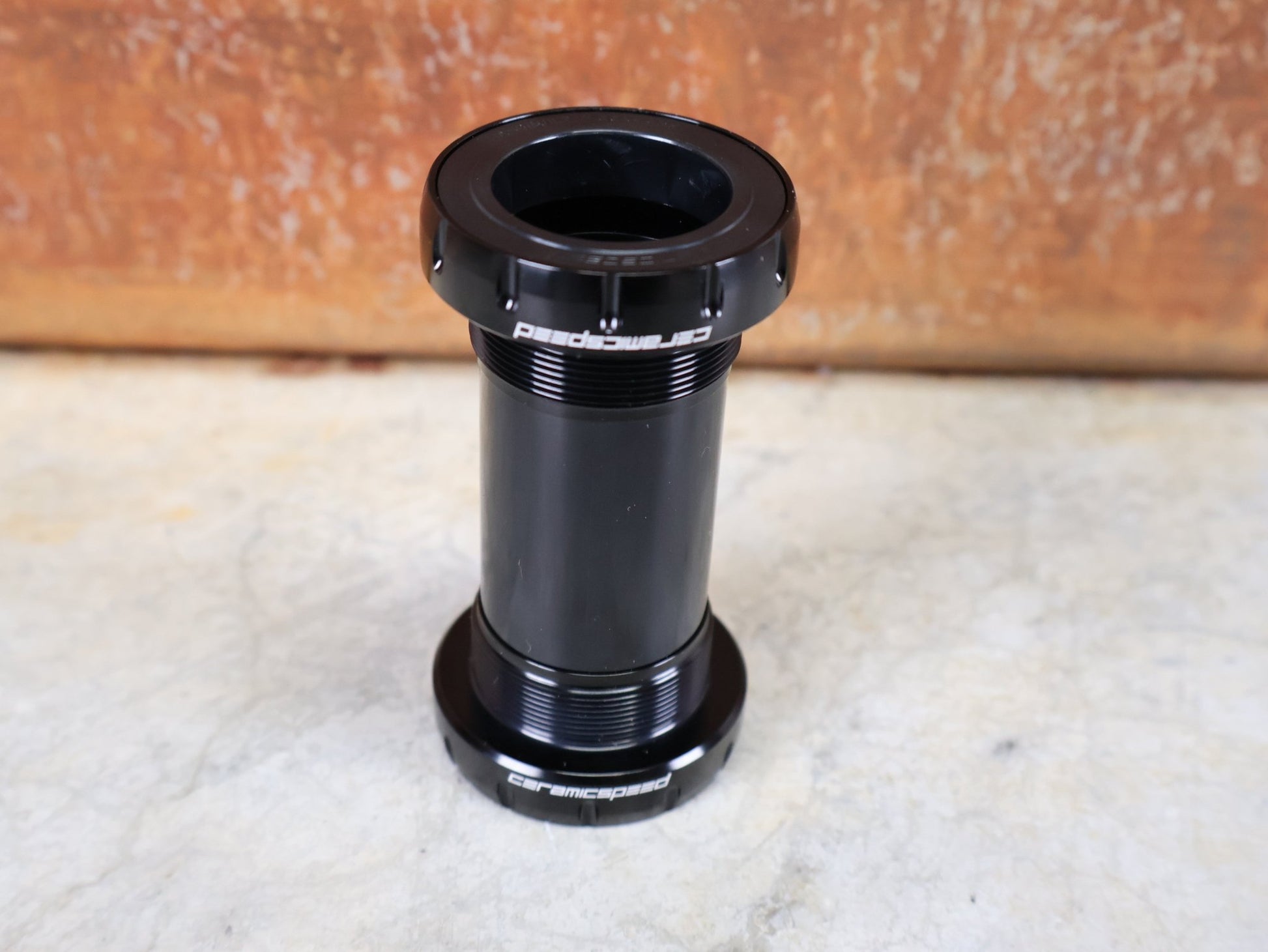 Innenlager von Ceramicspeed, CERAMICSPEED BB ALPHA BSA INNENLAGER / SRAM DUB ROAD – 68 MM – 28,99 MM ACHSE vor USEDBIKES - OB.DE Hintergrund