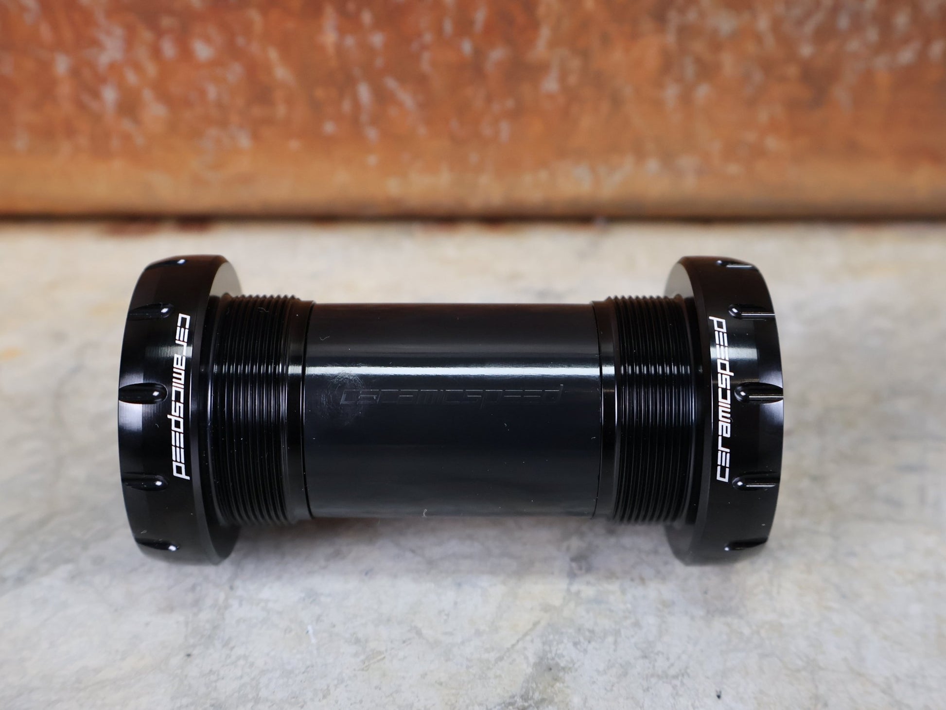 Innenlager von Ceramicspeed, CERAMICSPEED BB ALPHA BSA INNENLAGER / SRAM DUB ROAD – 68 MM – 28,99 MM ACHSE vor USEDBIKES - OB.DE Hintergrund