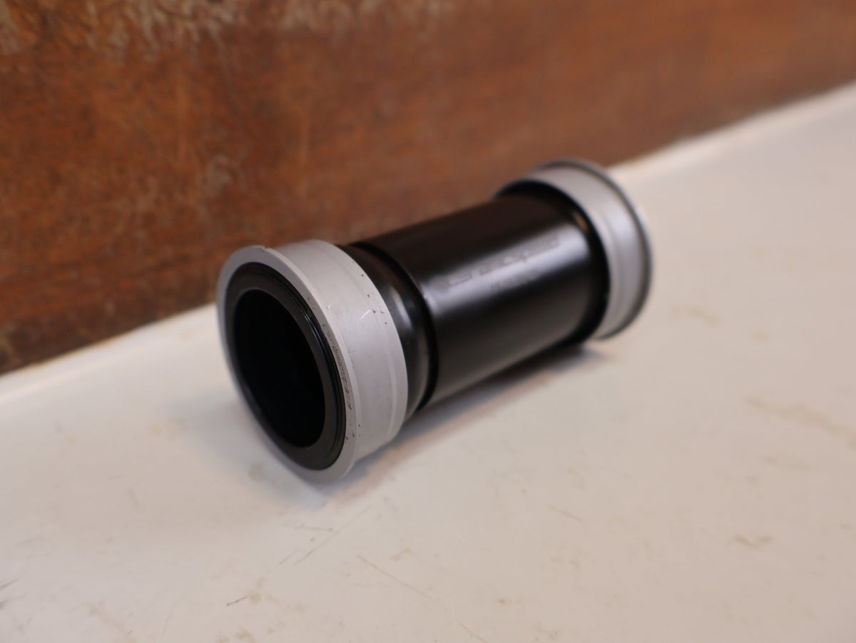 Innenlager von Ceramicspeed, Ceramicspeed BB86 Coated Innenlager SRAM DUB 28.99mm 77g vor USEDBIKES-OB.DE Hintergrund