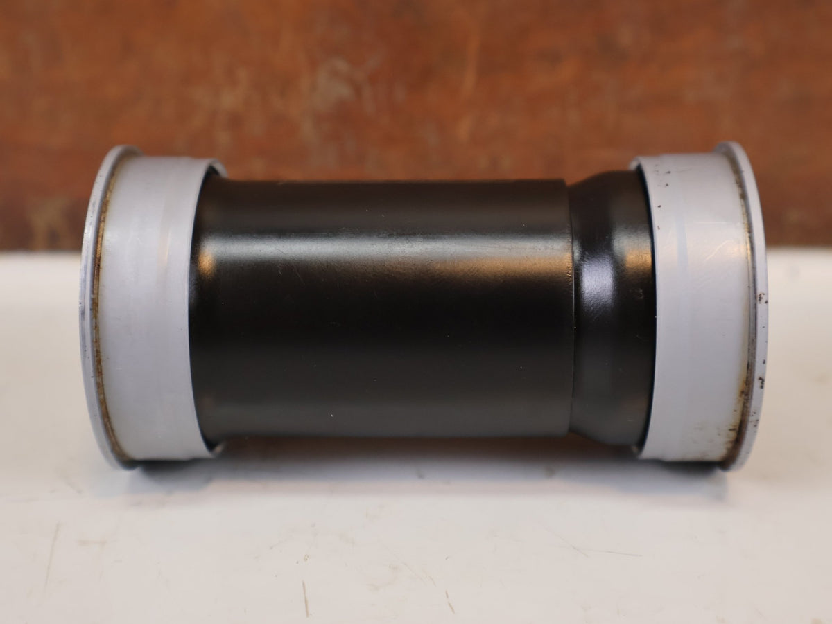 Innenlager von Ceramicspeed, Ceramicspeed BB86 Coated Innenlager SRAM DUB 28.99mm 77g vor USEDBIKES-OB.DE Hintergrund