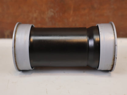 Innenlager von Ceramicspeed, Ceramicspeed BB86 Coated Innenlager SRAM DUB 28.99mm 77g vor USEDBIKES-OB.DE Hintergrund