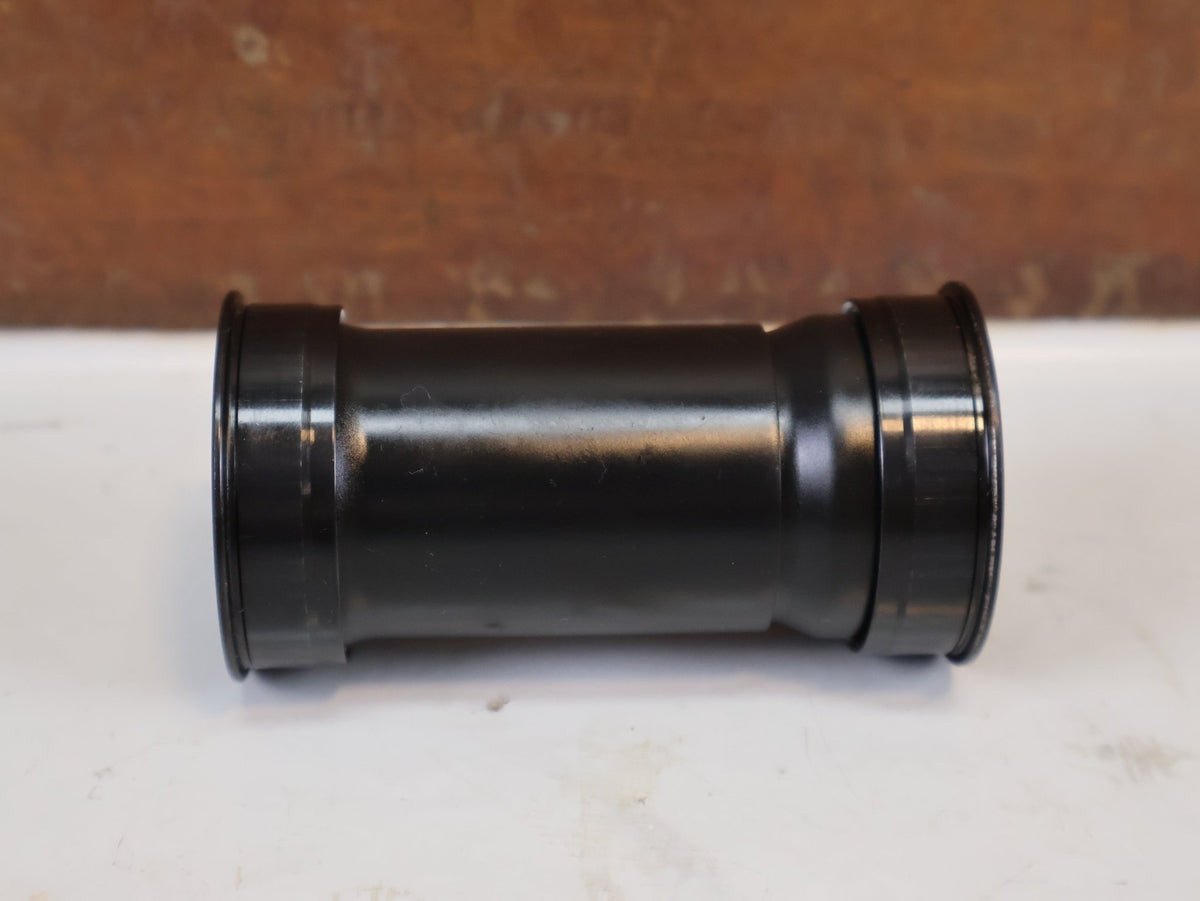 Innenlager von Ceramicspeed, CeramicSpeed BB86 DUB Road Innenlager Pressfit 106751 vor USEDBIKES-OB.DE Hintergrund