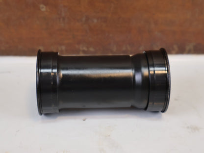 Innenlager von Ceramicspeed, CeramicSpeed BB86 DUB Road Innenlager Pressfit 106751 vor USEDBIKES-OB.DE Hintergrund