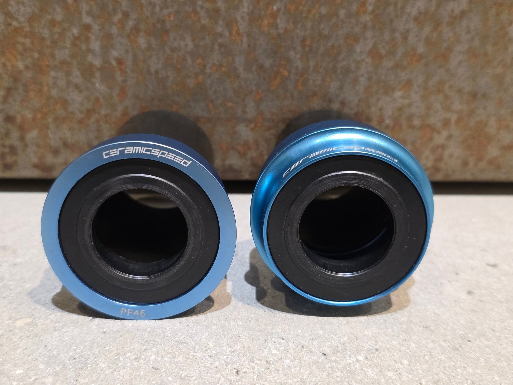 Innenlager von Ceramicspeed, CERAMICSPEED BBRIGHT INNENLAGER PF46 24MM / BLAU in variant_title vor USEDBIKES - OB.DE Hintergrund