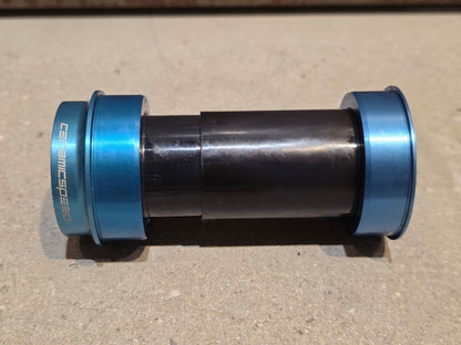 Innenlager von Ceramicspeed, CERAMICSPEED BBRIGHT INNENLAGER PF46 24MM / BLAU in variant_title vor USEDBIKES - OB.DE Hintergrund