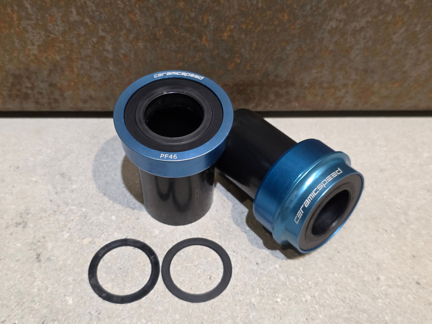 Innenlager von Ceramicspeed, CERAMICSPEED BBRIGHT INNENLAGER PF46 24MM / BLAU in variant_title vor USEDBIKES - OB.DE Hintergrund