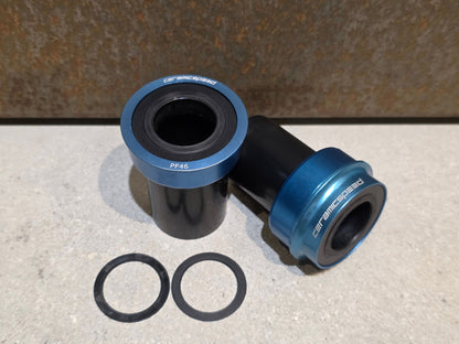 Innenlager von Ceramicspeed, CERAMICSPEED BBRIGHT INNENLAGER PF46 24MM / BLAU in variant_title vor USEDBIKES - OB.DE Hintergrund
