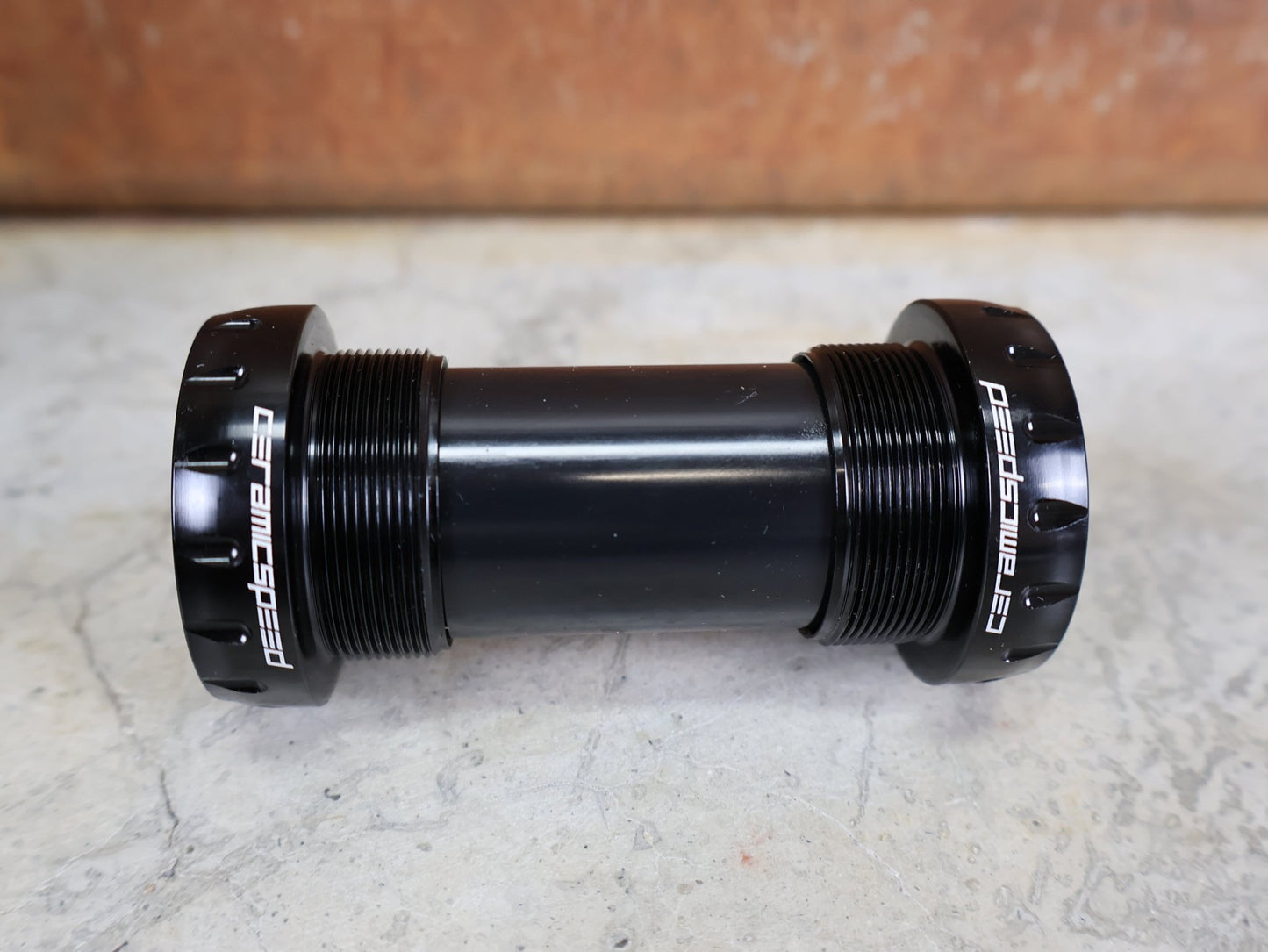 Innenlager von Ceramicspeed, CERAMICSPEED BSA INNENLAGER SHIMANO ROAD / 68 MM – 24 MM ACHSE – COATED LAGER vor USEDBIKES - OB.DE Hintergrund