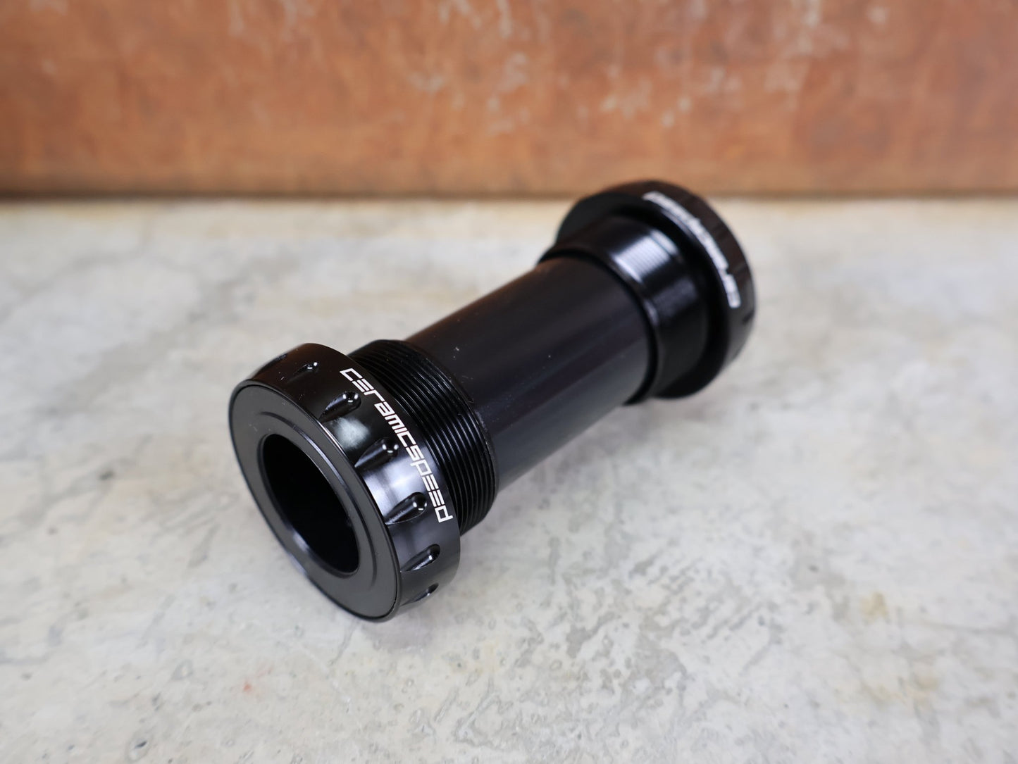 Innenlager von Ceramicspeed, CERAMICSPEED BSA INNENLAGER SHIMANO ROAD / 68 MM – 24 MM ACHSE – COATED LAGER vor USEDBIKES - OB.DE Hintergrund