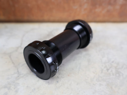 Innenlager von Ceramicspeed, CERAMICSPEED BSA INNENLAGER SHIMANO ROAD / 68 MM – 24 MM ACHSE – COATED LAGER vor USEDBIKES - OB.DE Hintergrund