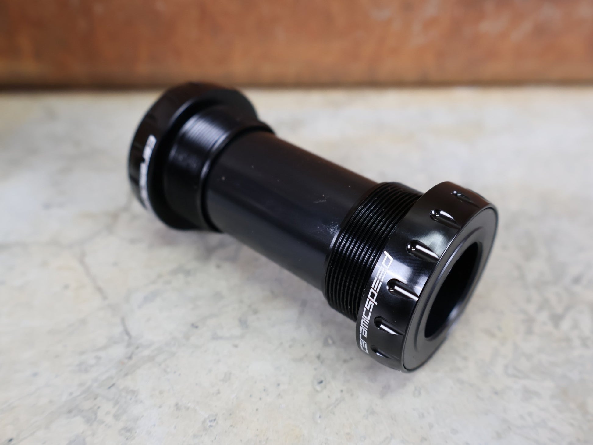 Innenlager von Ceramicspeed, CERAMICSPEED BSA INNENLAGER SHIMANO ROAD / 68 MM – 24 MM ACHSE – COATED LAGER vor USEDBIKES - OB.DE Hintergrund