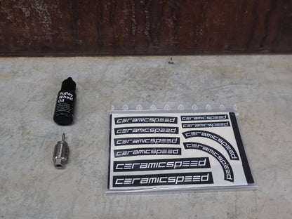 Schaltungsteile von Ceramicspeed, CERAMICSPEED OSPW 3D PRINTED HOLLOW TITANIUM SRAM RED / FORCE AXS vor USEDBIKES - OB.DE Hintergrund