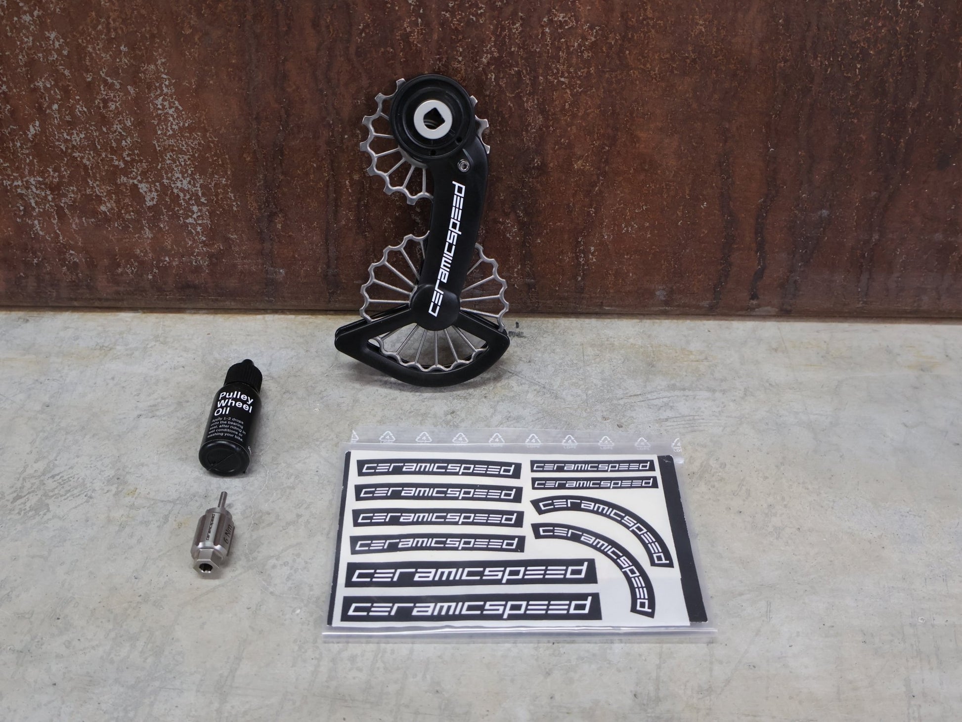 Schaltungsteile von Ceramicspeed, CERAMICSPEED OSPW 3D PRINTED HOLLOW TITANIUM SRAM RED / FORCE AXS vor USEDBIKES - OB.DE Hintergrund