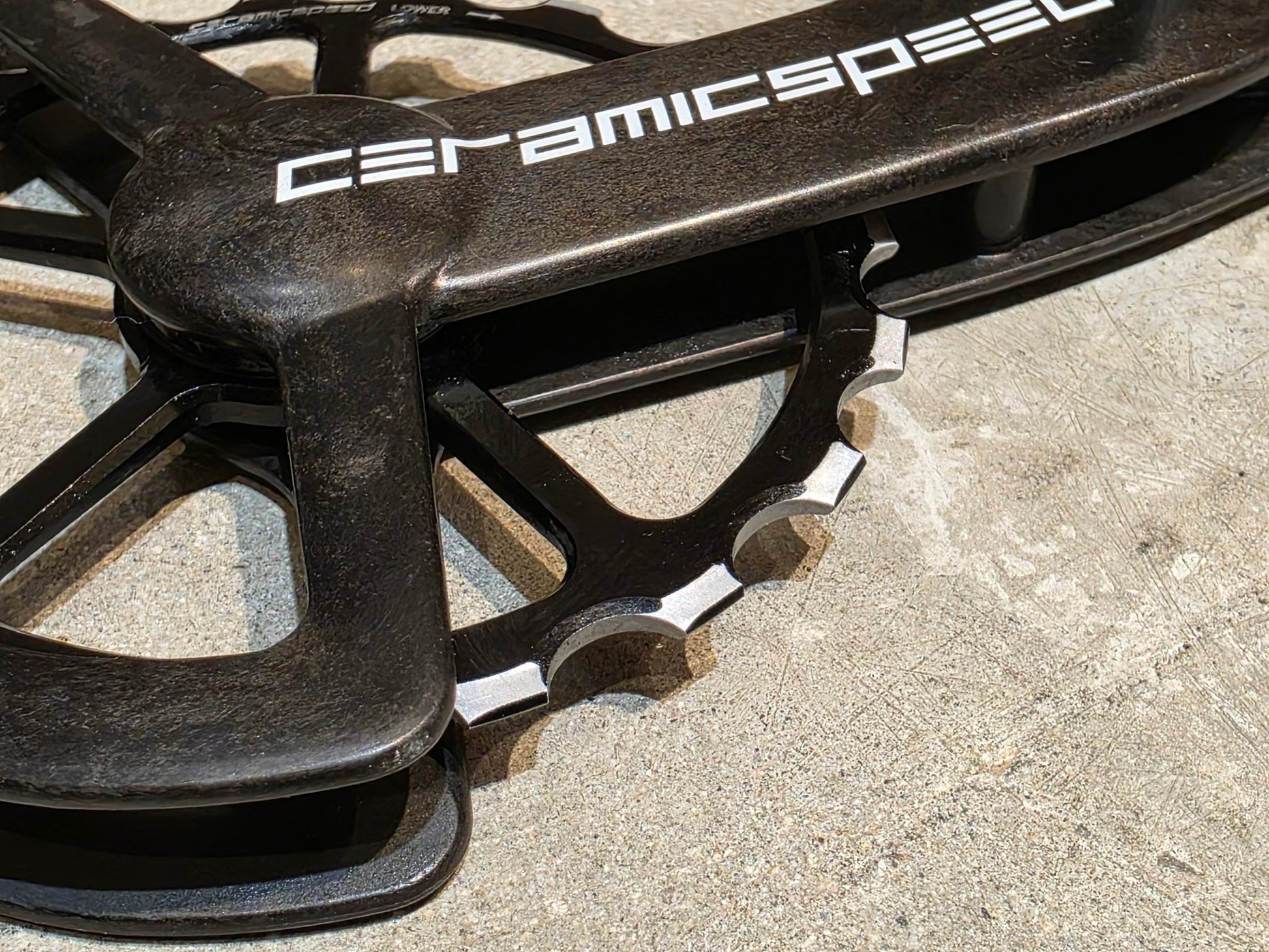 Schaltungsteile von Ceramicspeed, CERAMICSPEED OSPW COATED SHIMANO R9100 DURA ACE / R8000 ULTEGRA vor USEDBIKES - OB.DE Hintergrund