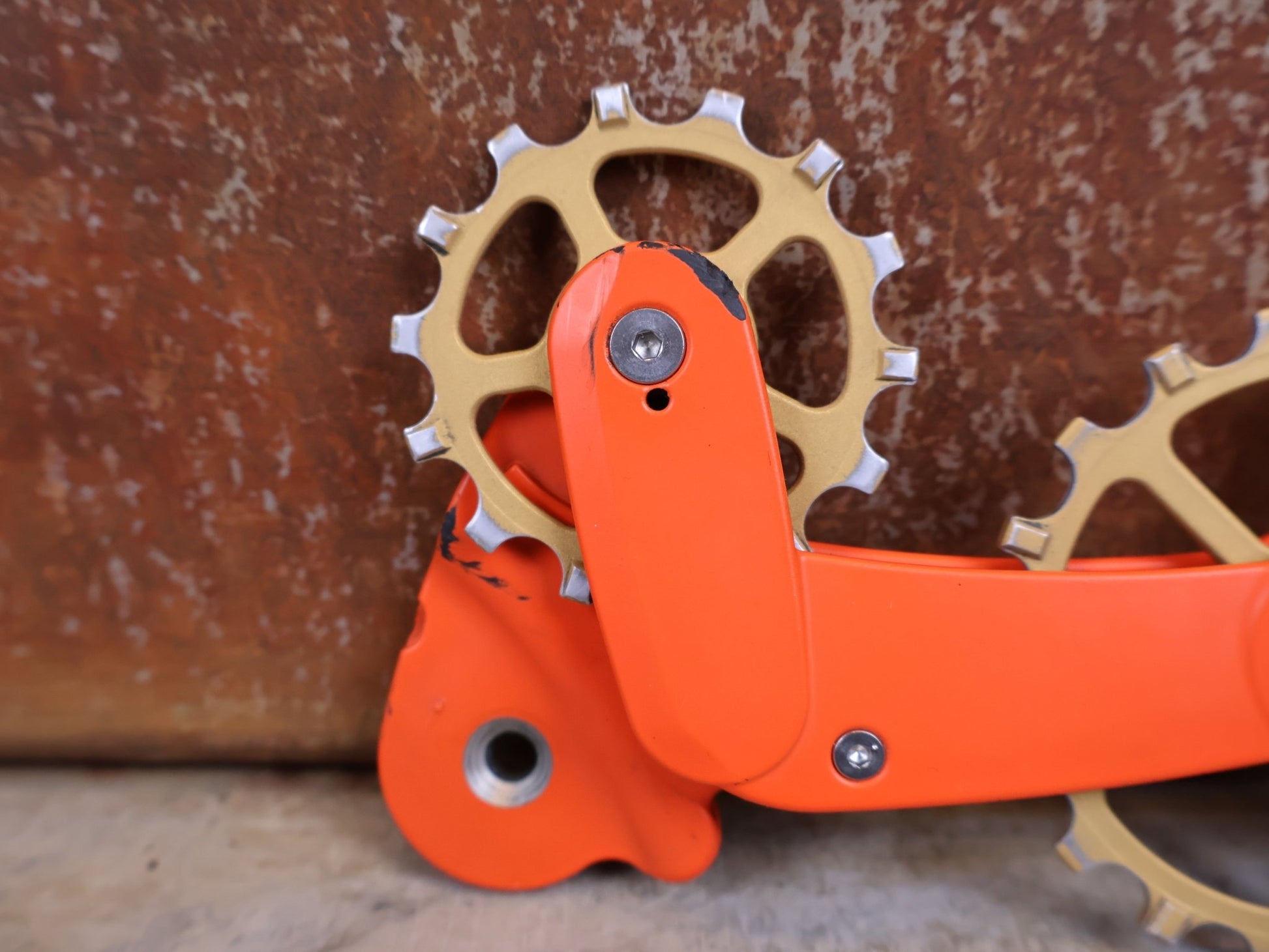 Schaltungsteile von Ceramicspeed, CERAMICSPEED OSPW X FÜR SRAM EAGLE AXS – COATED / ORANGE–BRONZE CERAKOTE vor USEDBIKES - OB.DE Hintergrund